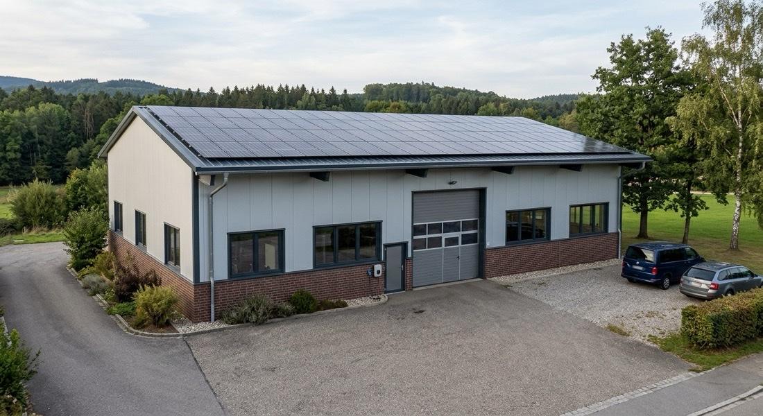 Photovoltaikmodule auf einer größeren Dachfläche