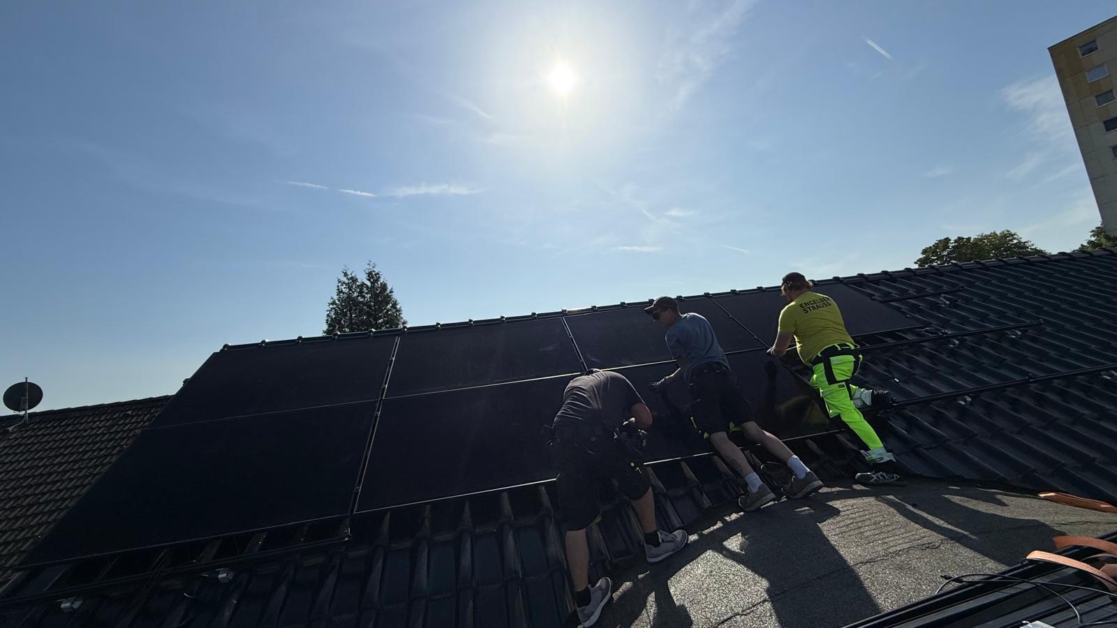 Montageteam bei Arbeiten an einer Photovoltaikanlage